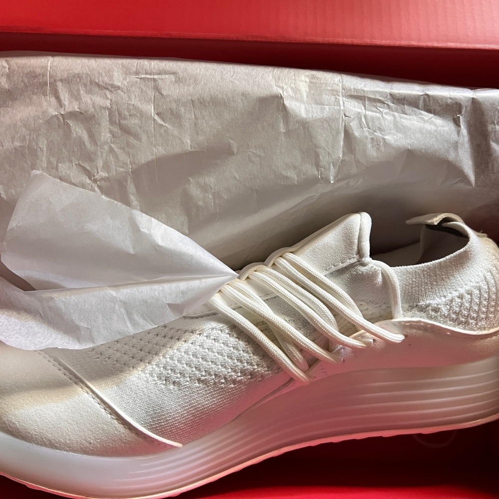 Women’s size 9.5 Lane-Eight trainer shoe
